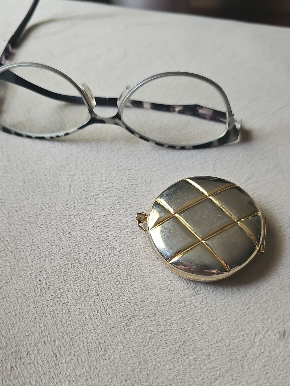 Estee LAUDER 2000s Quilted Round SMALL Compact  Powder Mirror  Accessories
